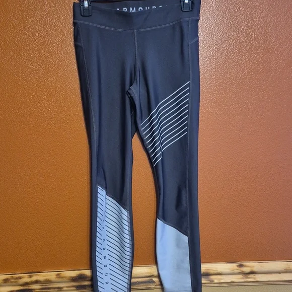 Under Armour Black and Gray Leggings, With Mathching Top. - Picture 6 of 8